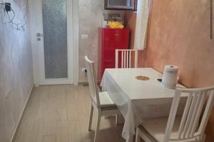 Piccolo bilocale in via braccini : 365 euro