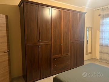 Armadio, comodini, como’ e specchio