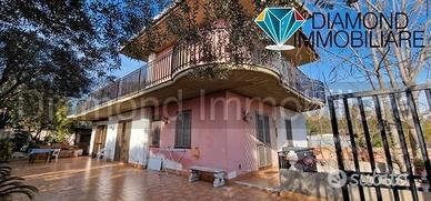 Villetta singola con ampi spazi esterni e garage