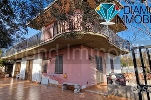 Villetta singola con ampi spazi esterni e garage