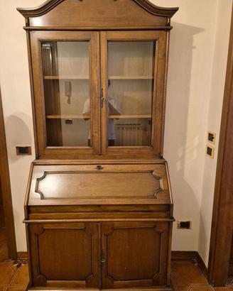 Credenza in legno con vetrina – compatta