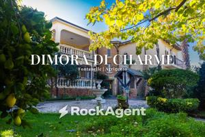 Villa di 916 m² con più di 5 locali e box auto a A