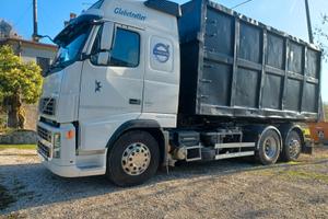 Volvo,targa gialla, macchina operatrice, scarrabil