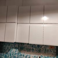 Cucina con pensili, angoliera, vetrinetta e gas