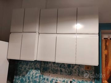 Cucina con pensili, angoliera, vetrinetta e gas