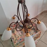 Lampadario elegante metallo lavorato vetri opalini