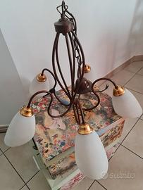 Lampadario elegante metallo lavorato vetri opalini