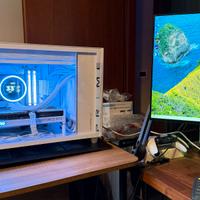 PC compatto full white con RTX 5080