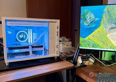 PC compatto full white con RTX 5080
