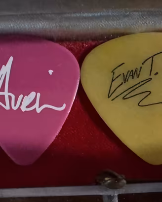 Plettri Stage-used Avril Lavigne & Evan Taubenfeld