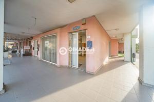 Locale commerciale con cantina e posto auto Elmas