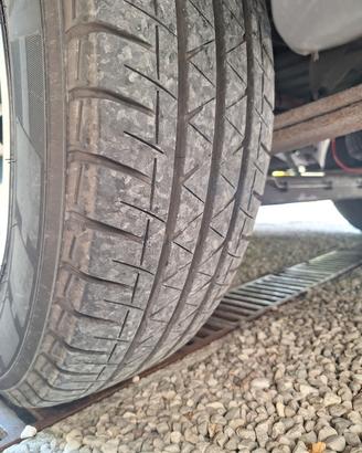  215/75R16 C 2 gomme del'  21  ma con pochi km.