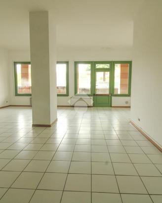 NEGOZIO A CAPRIATE SAN GERVASIO