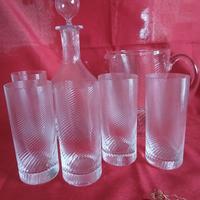 brocca e bottiglia con 5 bicchieri da bibita 