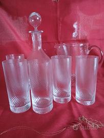 brocca e bottiglia con 5 bicchieri da bibita 