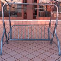 dondolo in ferro completo di cuscini 