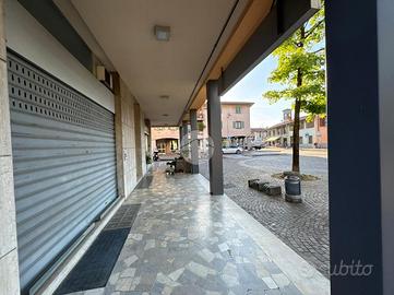 NEGOZIO A LALLIO