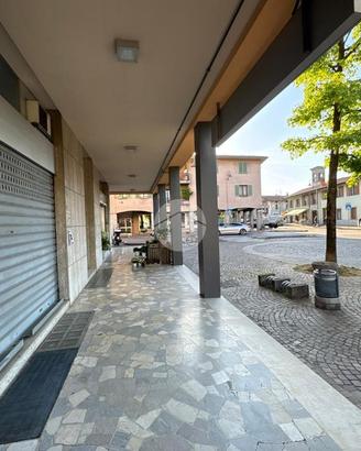NEGOZIO A LALLIO