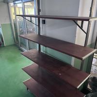 Scaffali in legno con struttura in ferro