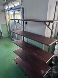 Scaffali in legno con struttura in ferro
