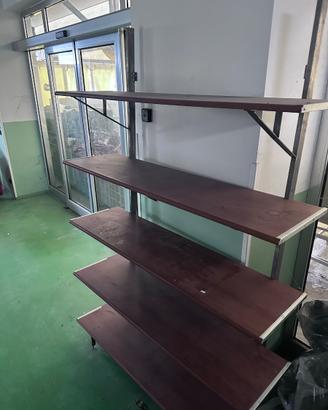 Scaffali in legno con struttura in ferro