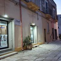 Locale commerciale con due vetrine