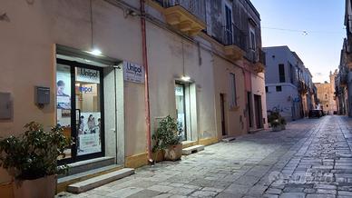 Locale commerciale con due vetrine