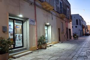 Locale commerciale con due vetrine