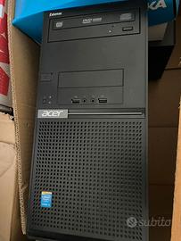 Pc fisso e monitor con cavi