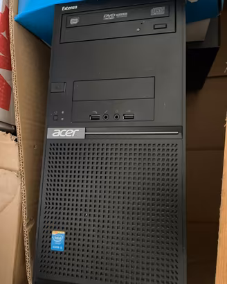 Pc fisso e monitor con cavi