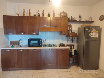 cucina completa di lavastoviglie e frigo