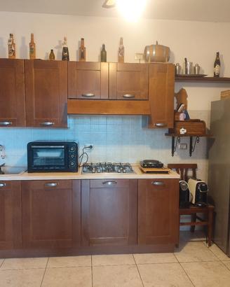 cucina completa di lavastoviglie e frigo