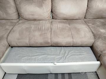 divano quattro posti con shaslong 