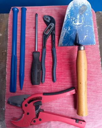 Piccolo lotto attrezzi come in foto 