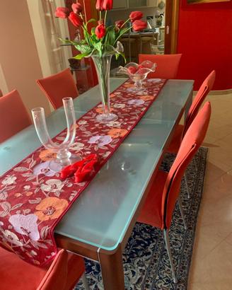 Tavolo, poltrona, torre in cristallo, ecc