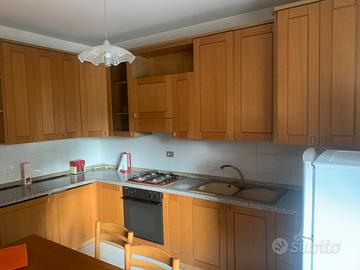 Cucina angolare 3,40x2,00m in legno di fassino
