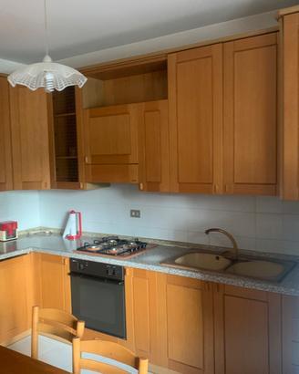 Cucina angolare 3,40x2,00m in legno di fassino