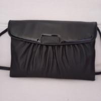 Borsetta a busta in pelle nera con tracolla