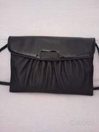 Borsetta a busta in pelle nera con tracolla