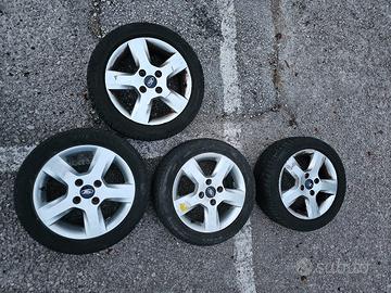 Cerchi in lega Fiesta con pneumatici usati