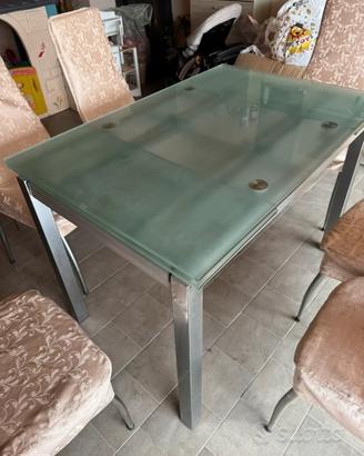 Tavola di vetro allungabile con sedie