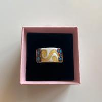 Anello in ceramica decorato a mano