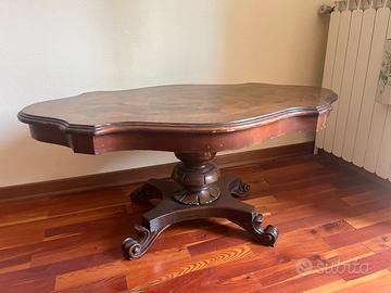 Tavolo antico in noce con piano in radica