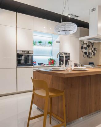 Cucina Modello Lounge , laccata e legno