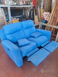 divano con sedute reclinabili e rialzo piedi