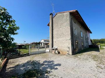 SPAZIOSA CASA DI TESTA: ambiente riservato e fa...