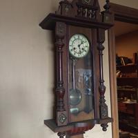 Orologio a pendolo a muro.