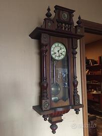 Orologio a pendolo a muro.