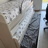 tre letti con scrivania a scomparsa e casset