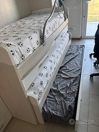 tre letti con scrivania a scomparsa e casset